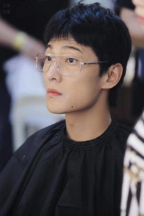 王鹤棣吃瓜的眼神娱乐,揭秘娱乐圈幕后真相